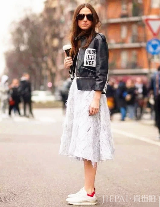 当皮夹克遇上裙子,可酷可美