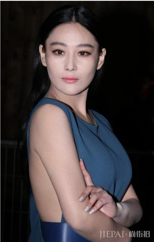 张馨予婚后初现机场,纤纤细腿日常时装大秀