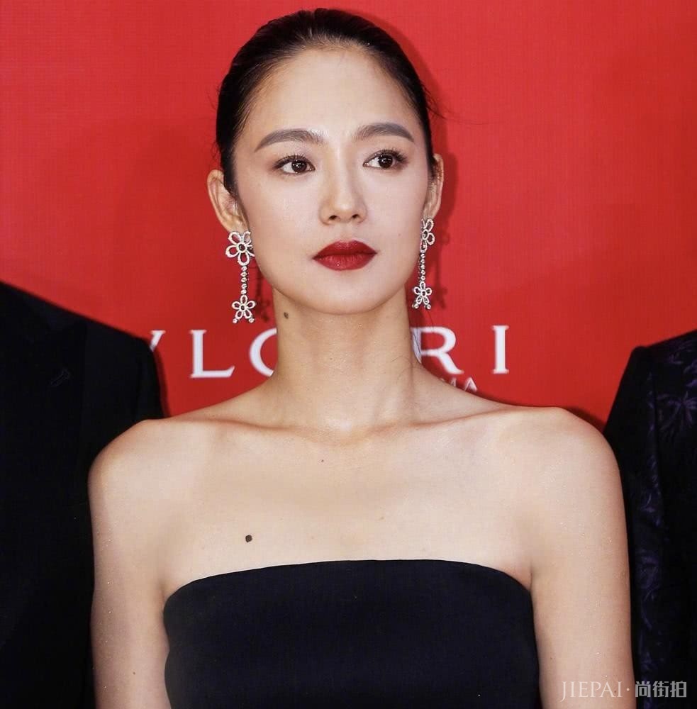 堪比瘦脸神器的V领毛衣，分分钟穿出你的天鹅颈