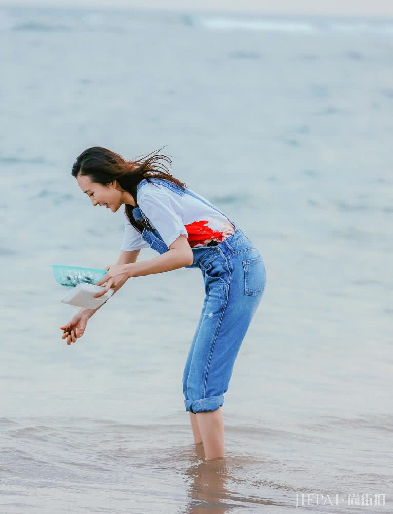 王鸥上综艺《野生厨房》穿背带裤俏皮减龄,少女感十足