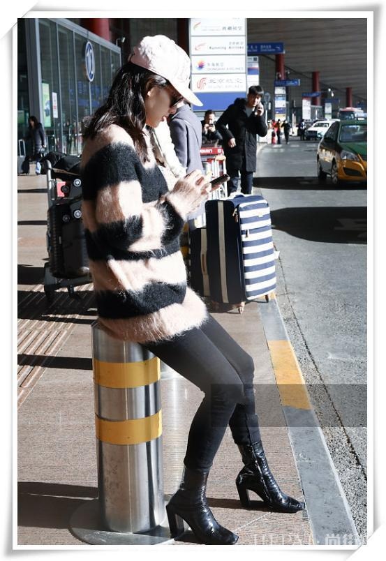 孙俪的“亚洲蹲”过时了，张嘉倪的“柱子坐”才流行，超级接地气