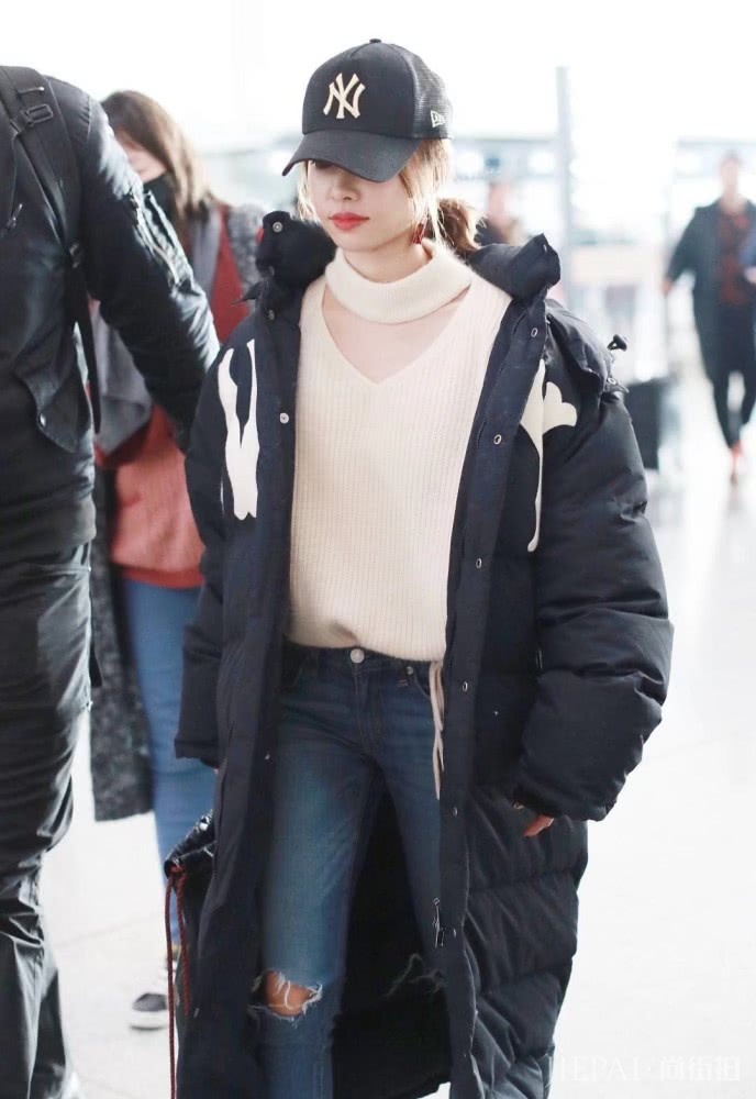 蔡依林两次撞衫李宇春,这回挑战长款羽绒服,小个子的她能赢吗?