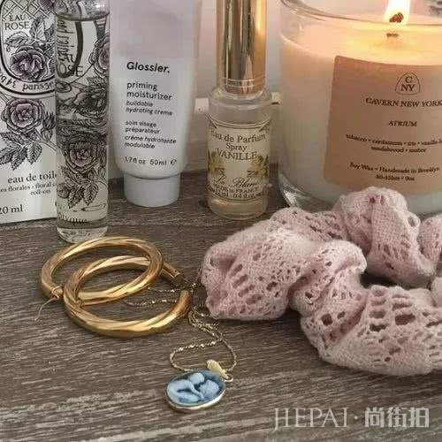 时尚圈太膨胀了吧 小时候1块钱的发圈现在卖到1000 凭什么