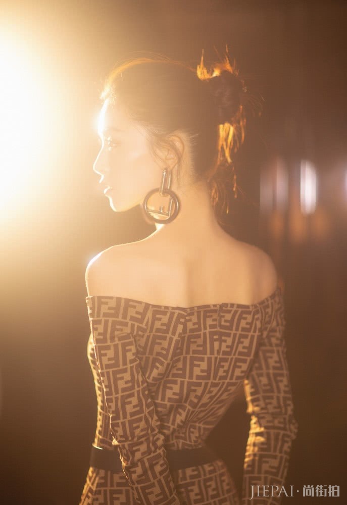 文咏珊宣传新剧《风声》,穿露肩连衣裙搭配知性优雅