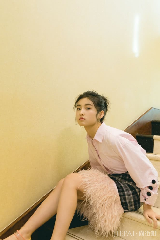 张子枫把“稻草”当裙穿,这才时髦有个性!