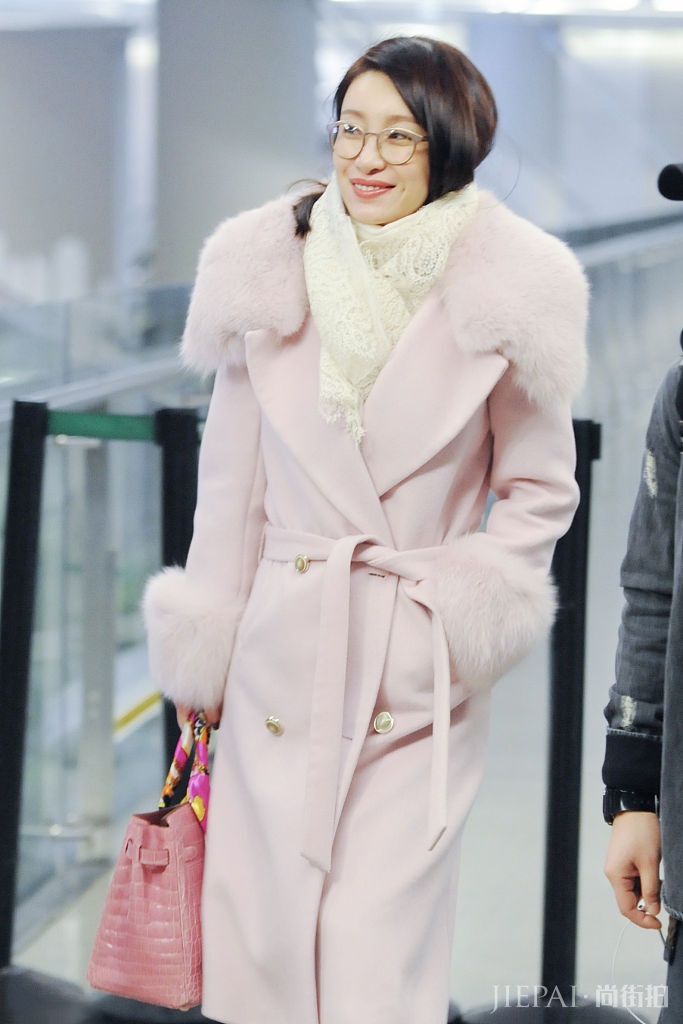 冬季的潮流时尚毛领大衣 再冷也不怕了