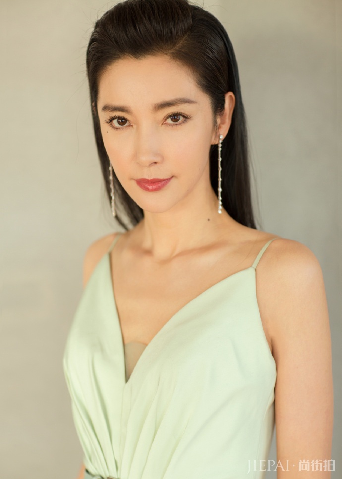 李冰冰时隔11年回归华表奖任主持!中国风礼服素雅显风韵