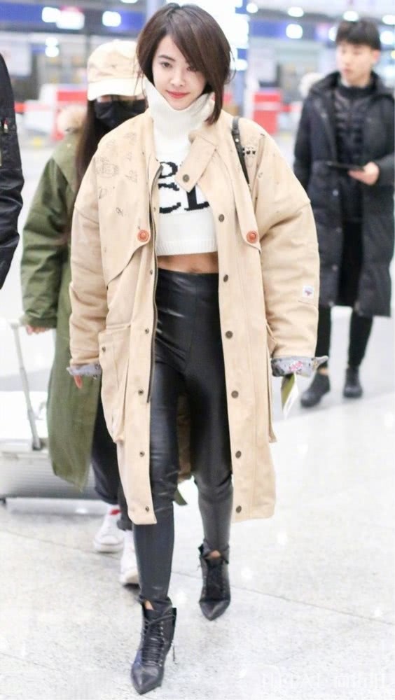 高领毛衣搭配大衣不只是保暖,连气质都提升!