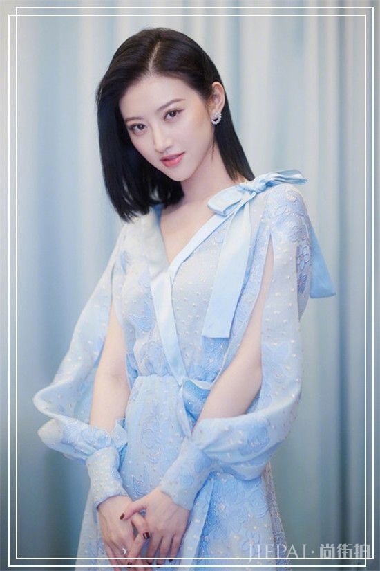 景甜甜美的气息放飞自我，连衣裙现身！