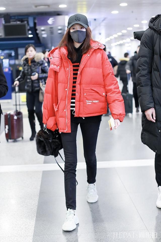 关晓彤和颖儿撞上羽绒服,网友:终于见识了真正的少女感