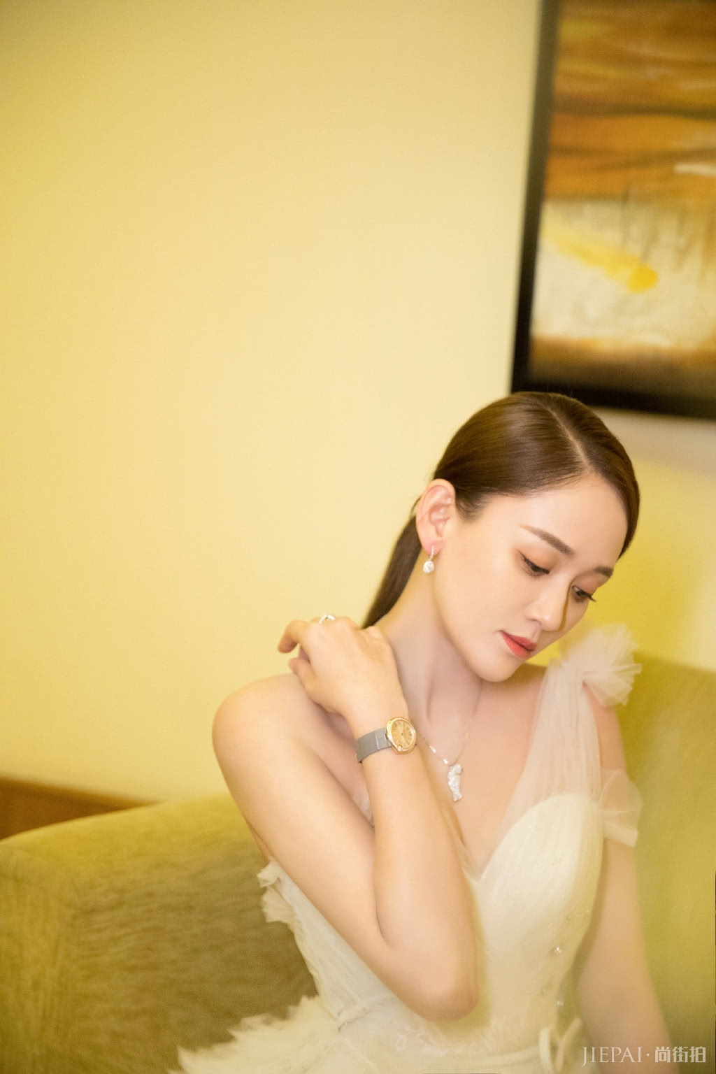 陈乔恩穿蓬蓬裙扮嫩成功，硬是穿出了18岁的模样，真漂亮