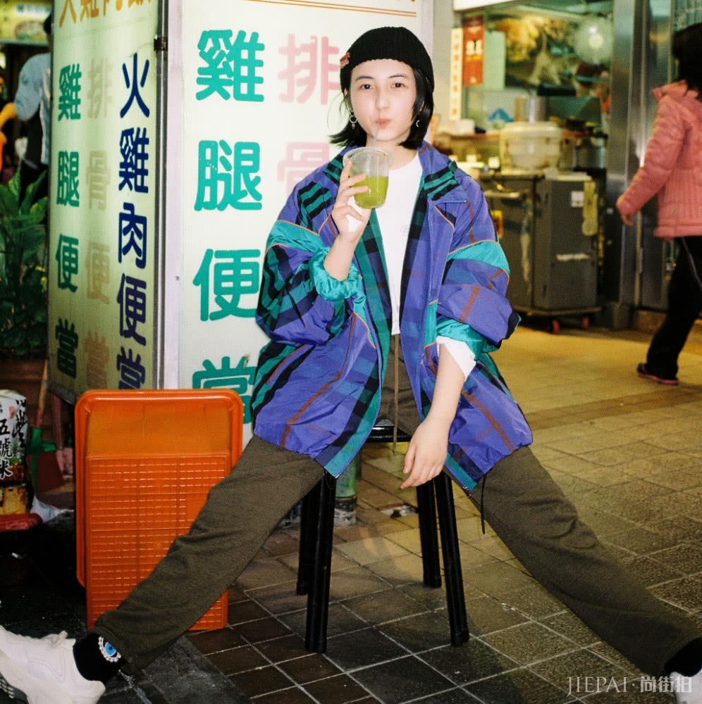 张子枫扎丸子头,换双高跟鞋秒变女神,美到了骨子里了。