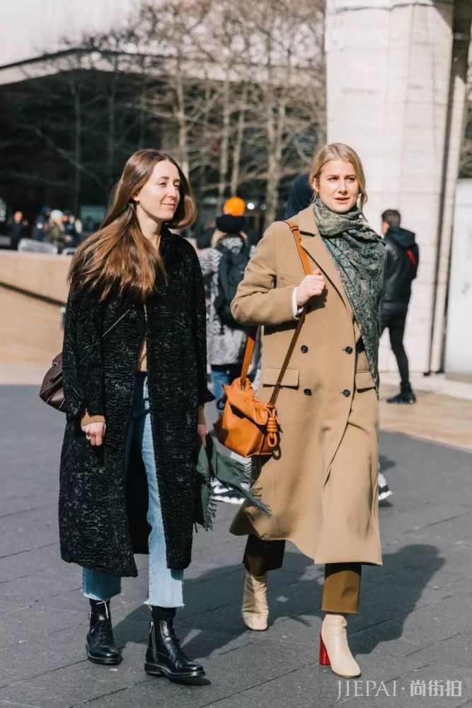 欧美街拍 大衣+牛仔裤+踝靴成冬季王炸组合！
