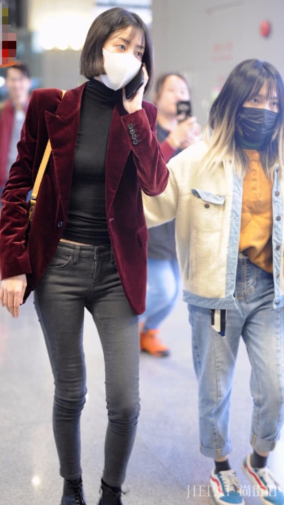 李溪芮穿加绒棉裤依旧细成“豆芽腿”!