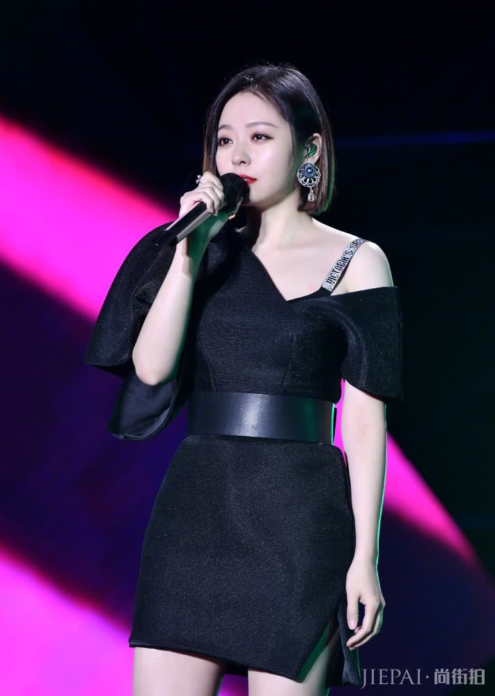 张靓颖太适合短发了,减龄发型就选它