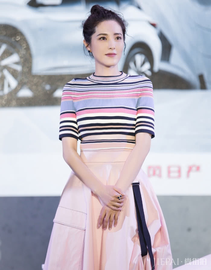 曾黎中间紧成“水杯”,下面却像半开的“雨伞”