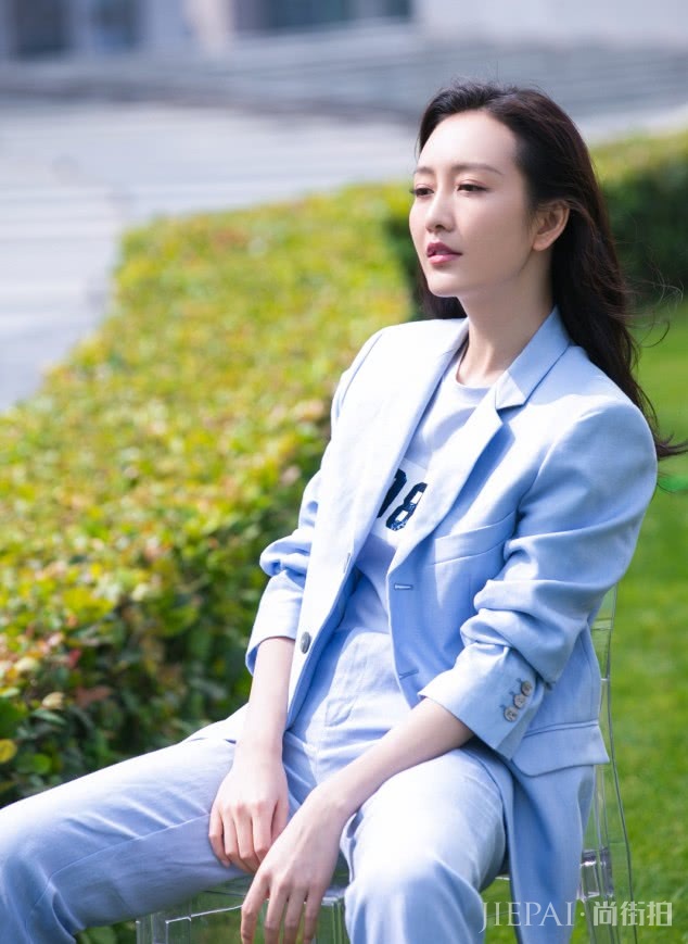 王鸥帅气干练,在戏外她的穿搭也是非常不错的