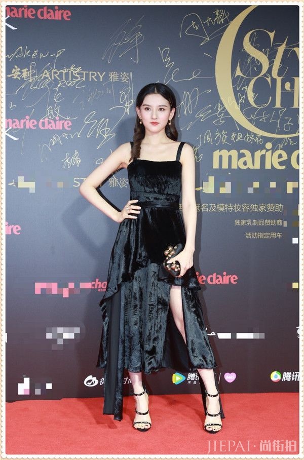 女明星们争妍斗艳,放眼望过去全都穿着薄薄的小礼服