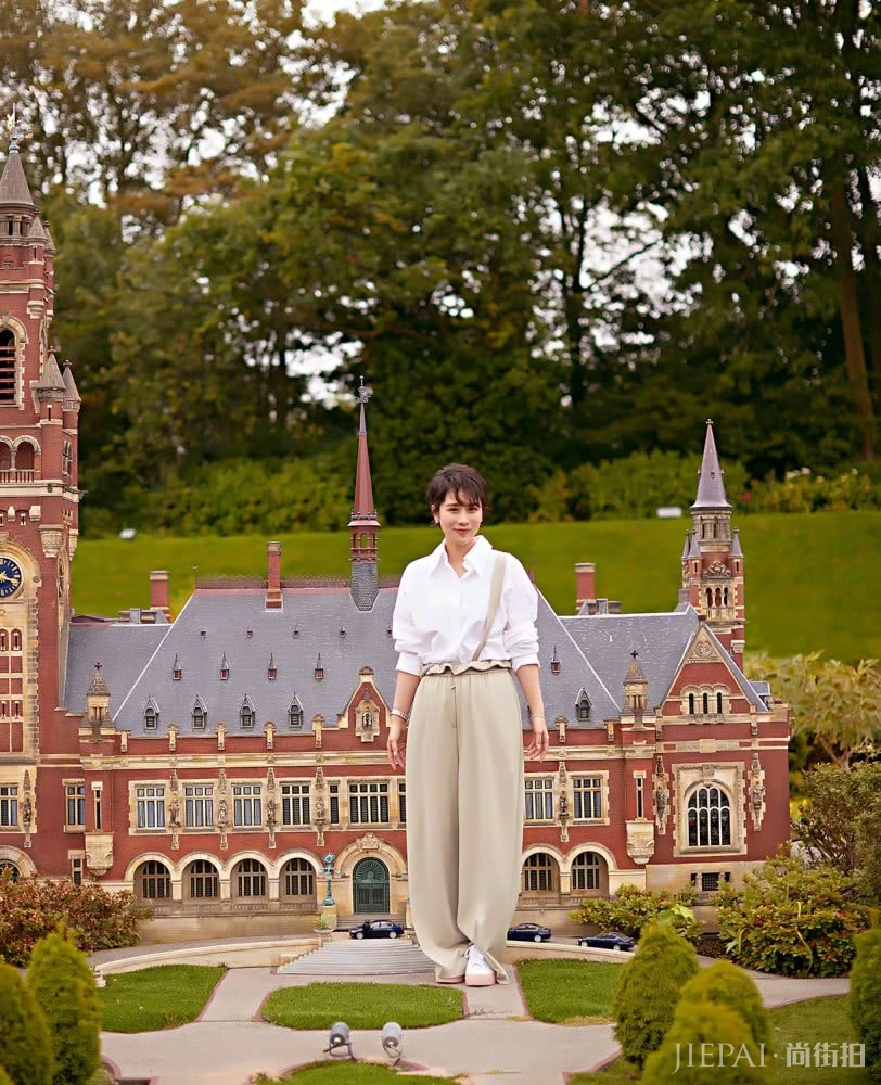 海清穿白色印花长裙 时尚又优雅