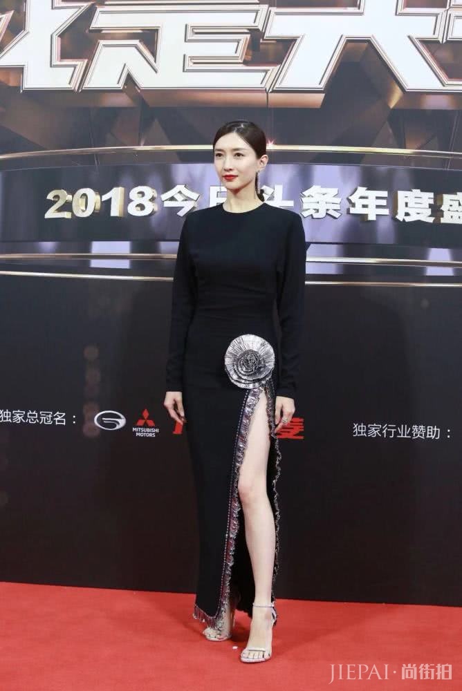 江疏影一袭开叉长裙走红毯,大长腿看不厌啊