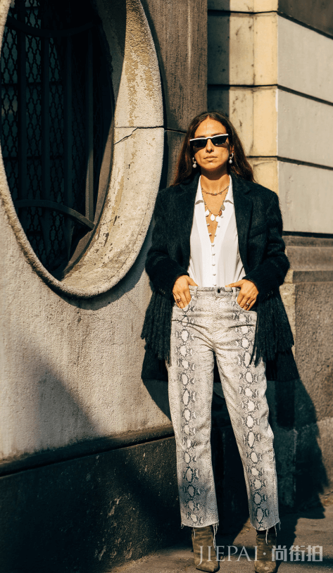 黑色短款大衣怎么搭配 精巧也要修长优雅复古魅力