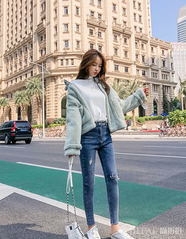 小个子女生怎么穿衣好？选一件有型的短外套，为你时尚感加分