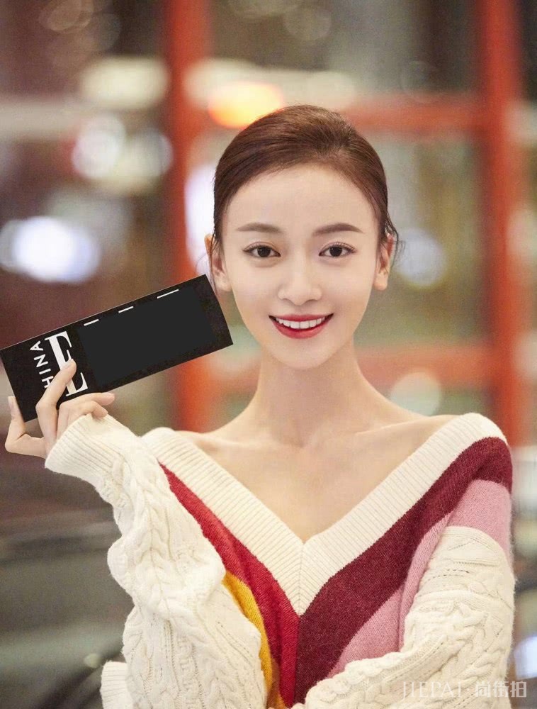 吴谨言再次穿V领针织衫,稍微换个款式就美了不止一点点!