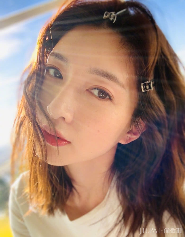 江疏影发自拍,近景依然貌美如花,好看的人“迷之角度”也好看
