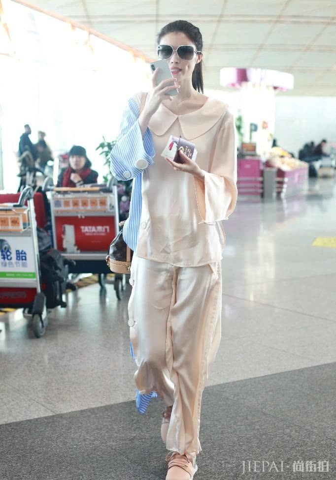 何穗穿大衣配短靴,硬生生地把超模身材穿成熊!