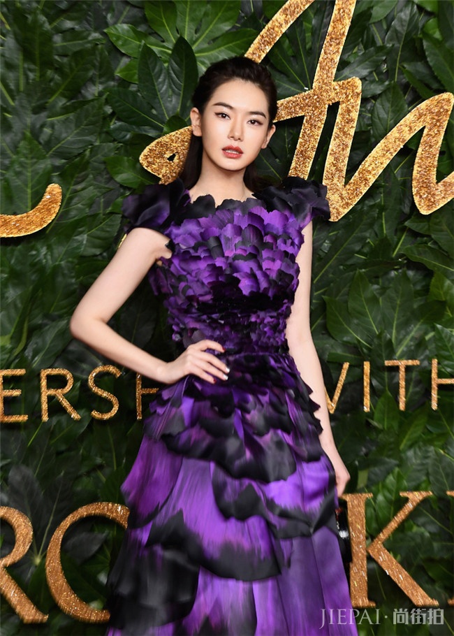 戚薇出席英国时尚典礼 两套礼服美艳亮相国际舞台