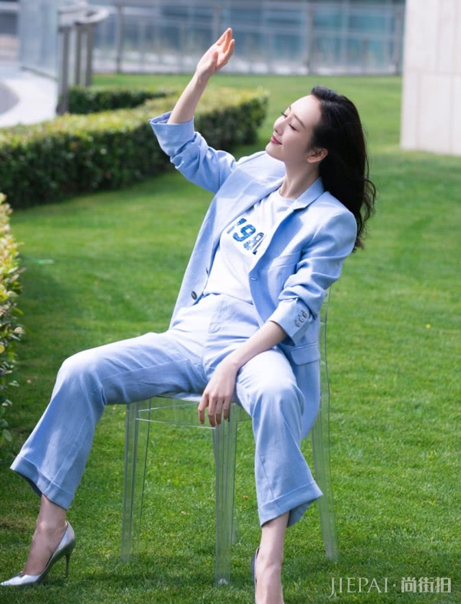 王鸥帅气干练,在戏外她的穿搭也是非常不错的