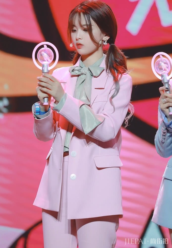 杨超越又扎双马尾了，气质变得更加甜美了