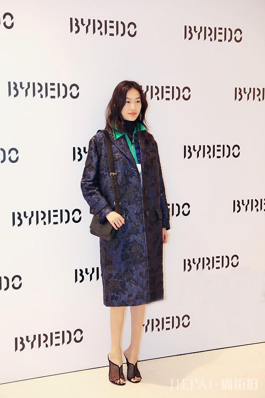 陈冠希老婆秦舒培穿中长款大衣同框陈碧舸,却比陈碧舸肿了好多!