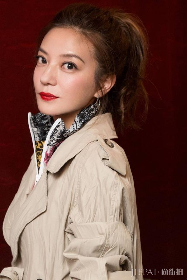 赵薇搭黑色半身裙时尚又优雅，比之前更有气场了