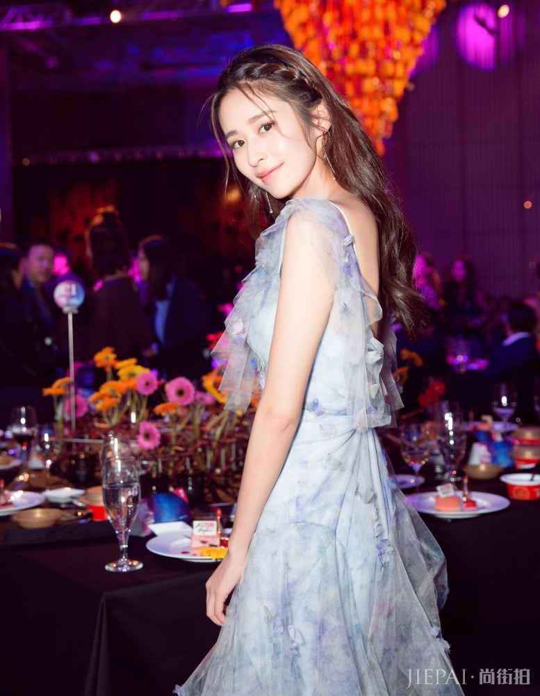 颖儿气质越来越好了,低马尾搭白色衬衣知性优雅又美丽