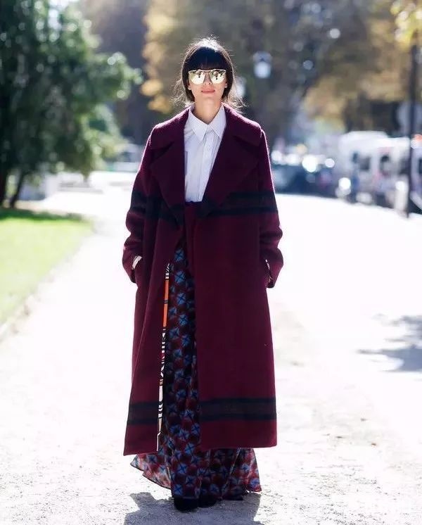 长大衣里面套裙子,竟然这么好看!