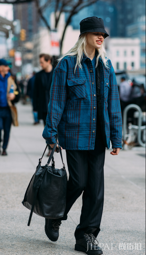 英伦风情格子衬衫怎么搭配