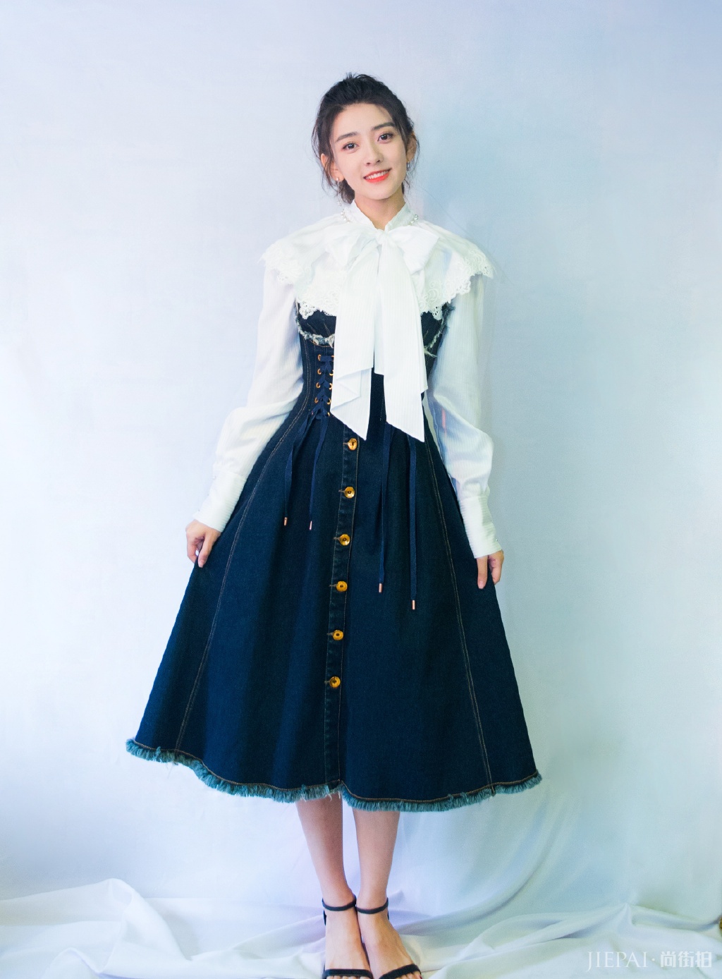 梁洁身穿复古套装韵味十足,我被惊艳了