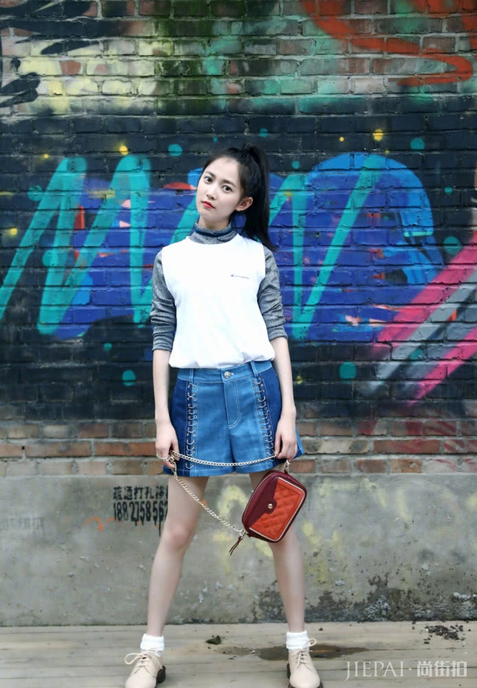 陈钰琪穿宽松羽绒服内搭外套,时尚又不显臃肿