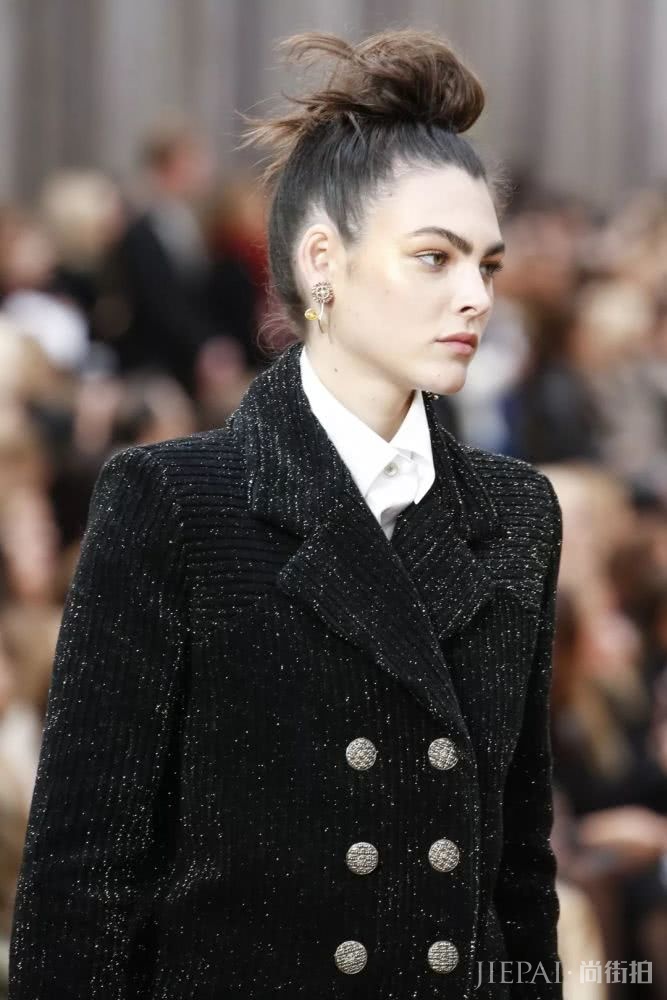 道姑头在2018年又回来了?女明星们已经都扎起来了