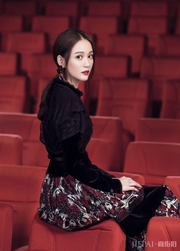 陈乔恩的时尚大片,黑色丝绒上衣搭配碎花长裙