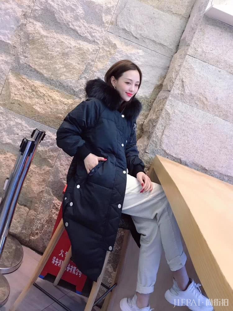 这件羽绒服想低调都很难!秋冬衣服颜值担当,要多美有多美