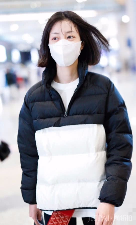 李溪芮穿2件羽绒服?看腿却还是熟悉的腿精!