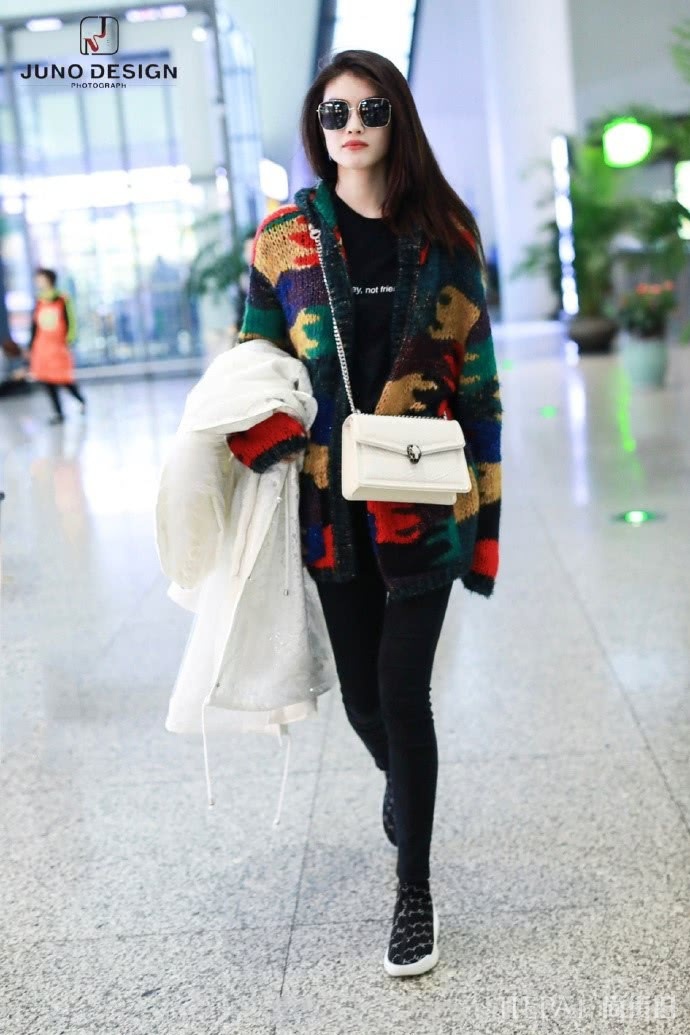 何穗穿针织衫搭紧身裤就能又帅又美