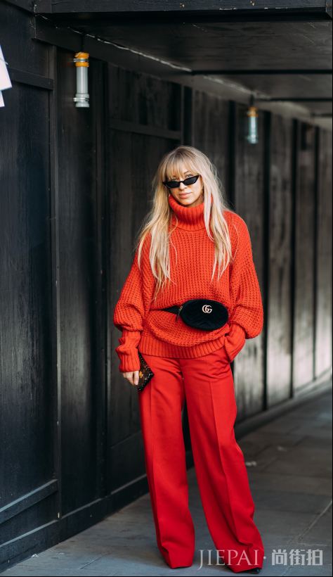 甜美的冬季街头就要穿暖色毛衣