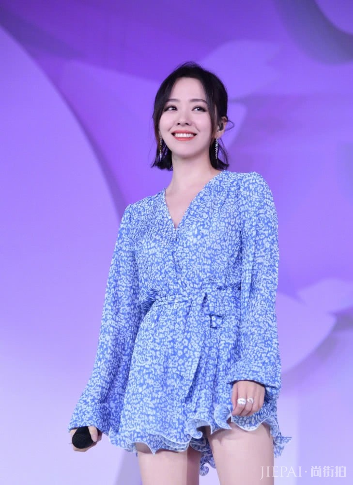 张靓颖新发型真减龄,短发扎成半马尾,穿碎花裙秒变少女