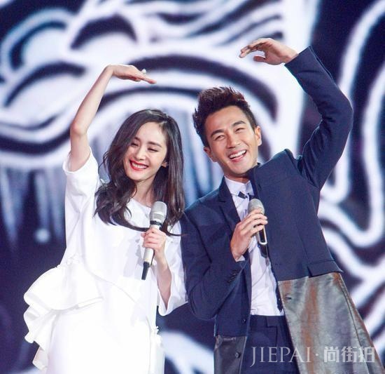 杨幂一身西装造型出席活动,帅气又干练!