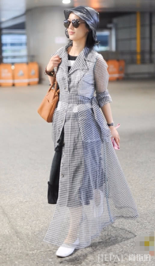 黄圣依用塑料袋做成的帽子,还挺潮?