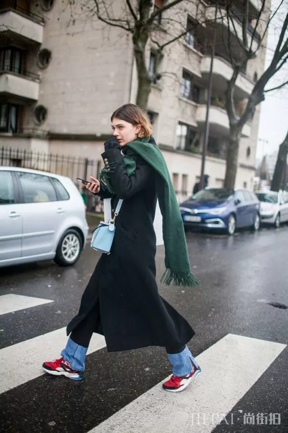 风衣+运动鞋，2018秋季最时髦混搭搭配套路！