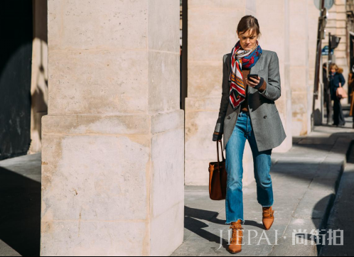 中长款大衣配什么围巾 夸张高饱和度做冬季主角